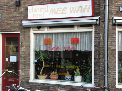 820876 Gezicht op de onderpui van Chinees-Indisch Restaurant Mee Wah (Bataviastraat 1) te Utrecht.